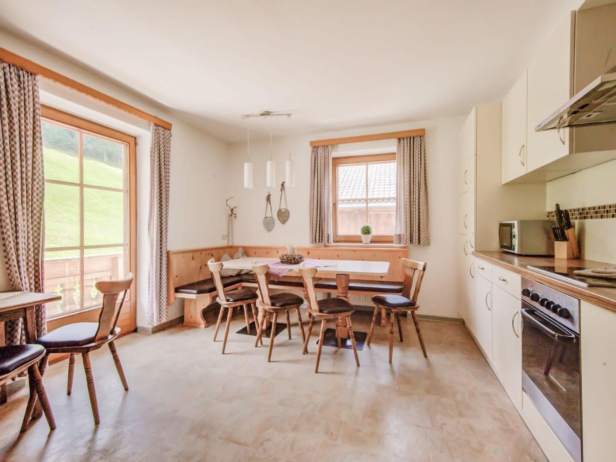 Attractive Apartment In Hainzenberg With Ski Room Exterior foto